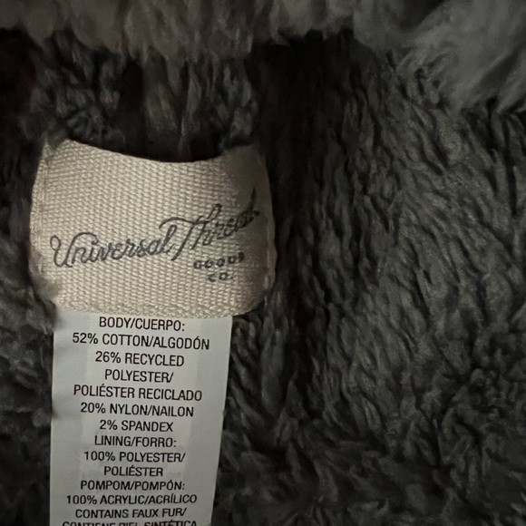 Universal thread warm winter hat worn maybe once or twice - Picture 2 of 3